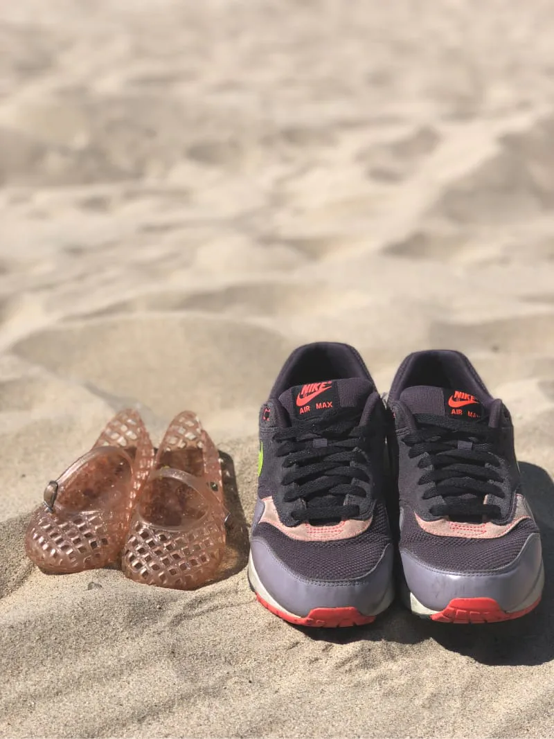 iaac_khe_hy_shoes_on_sand