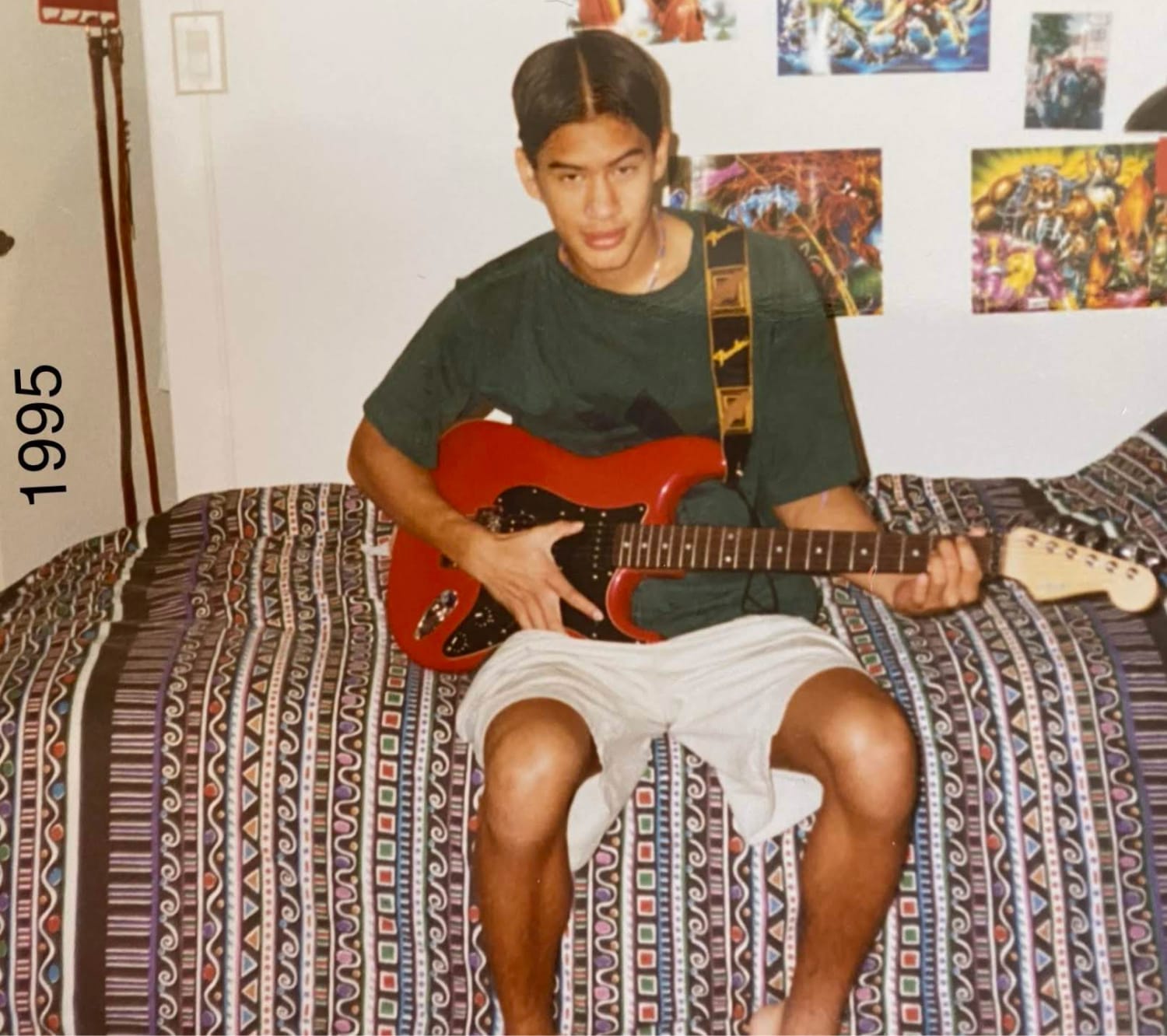 iaac_khe_hy_playing_guitar