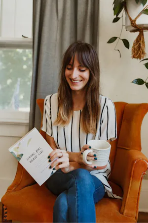 iaac-kelsey-baldwin-sitting-in-chair-with-her-book