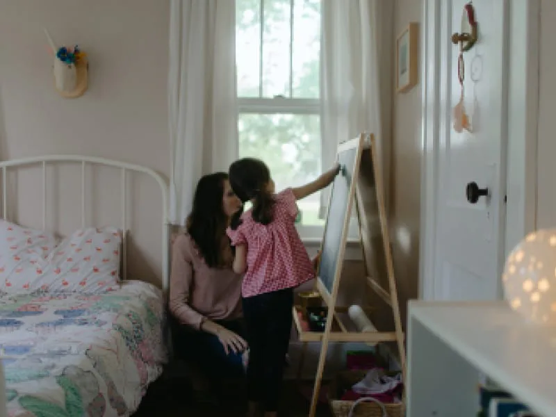 iaac-kelsey-baldwin-and-daughter-in-room-with-art-easle