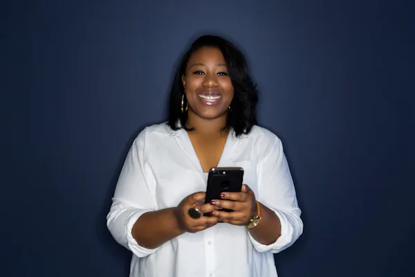 iaac-vannesia-darby-portrait-with-phone-blue-background