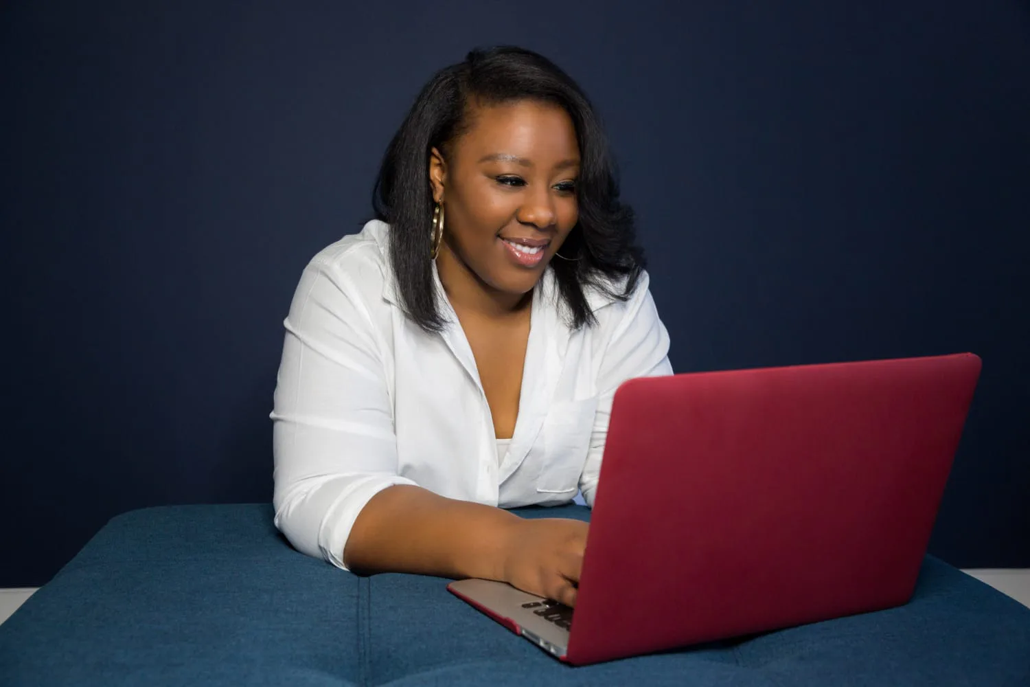 iaac-vannesia-darby-typing-on-computer