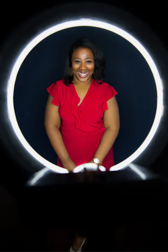iaac-vannesia-darby-ring-light-portrait