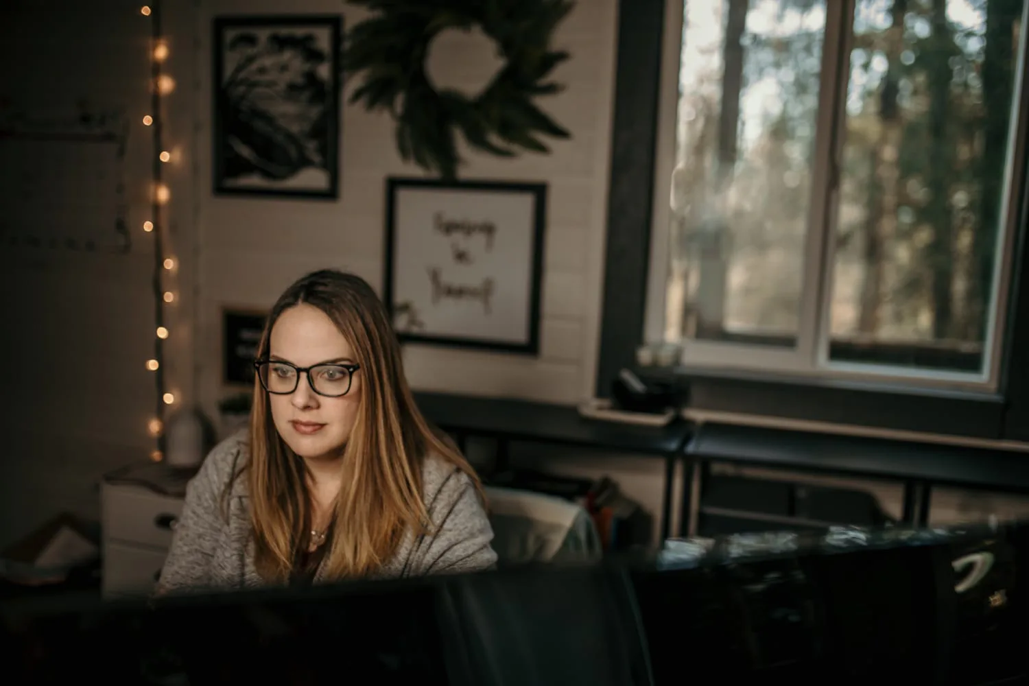 iaac-cara-chace-working-with-art-and-lights-in-background