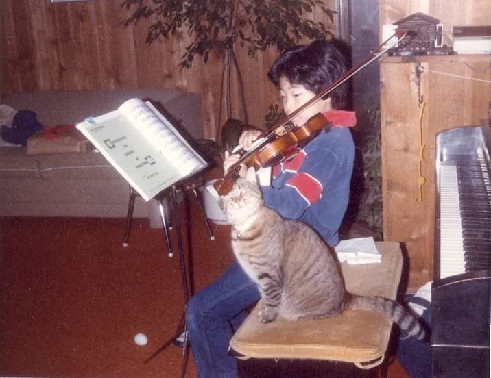 iaac-noa-kageyama-playing-violin-with-his-cat-lucky-age-7-1983