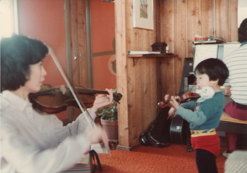 iaac-noa-kageyama-and-his-mom-playing-violin-and-his-dad-playing-piano-age-3-1979