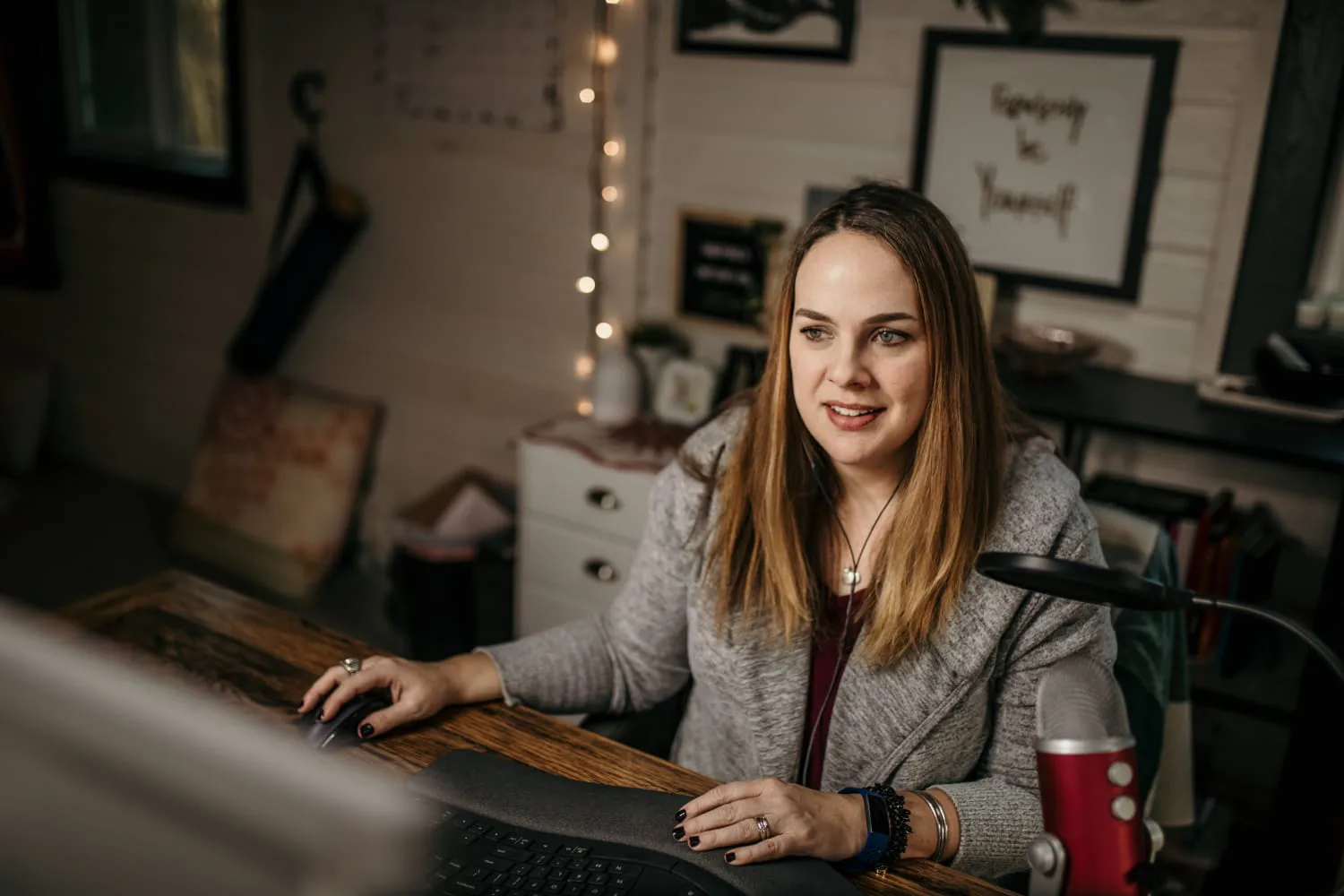 iaac-cara-chace-typing-working-at-desk
