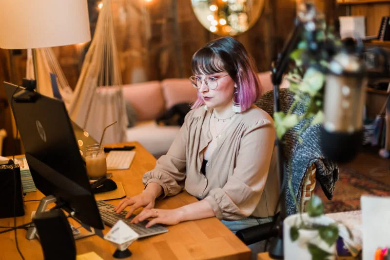 iaac-shelby-abrahamsen-typing-at-desk
