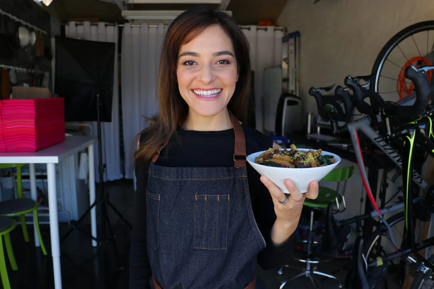 iaac-daniella-malfitano-holding-pasta-in-kitchen-studio