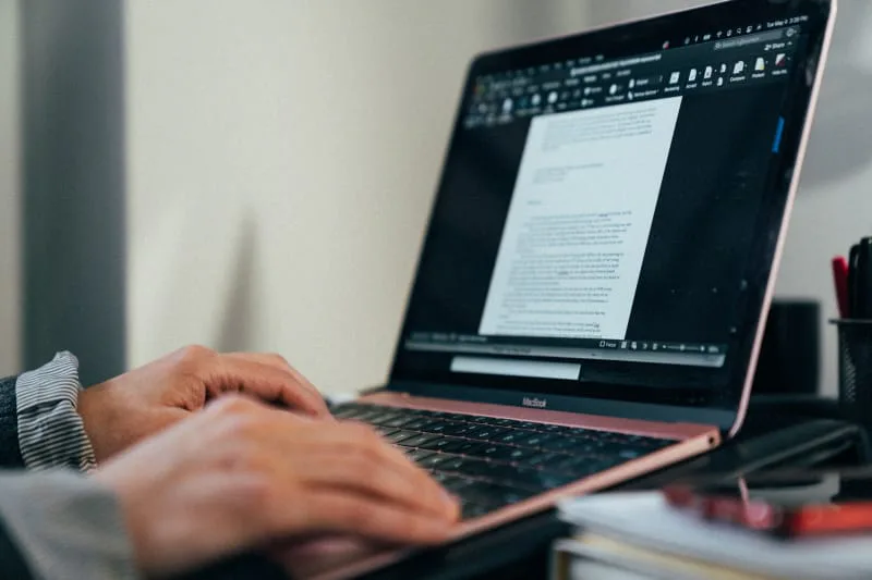 iaac-jennifer-armstrong-using-convertkit-on-laptop