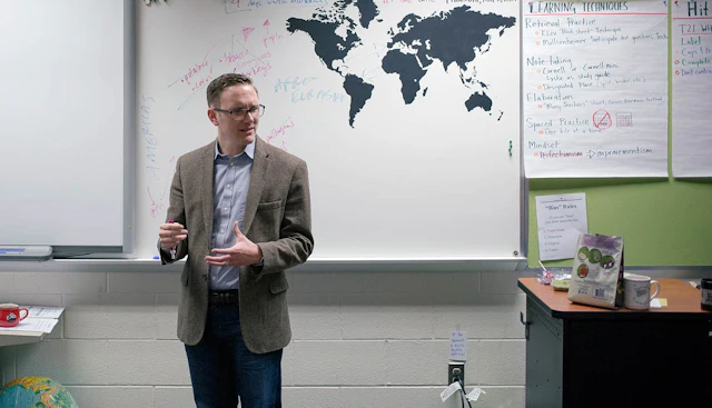 How this middle school teacher started a blog that helps him support his family